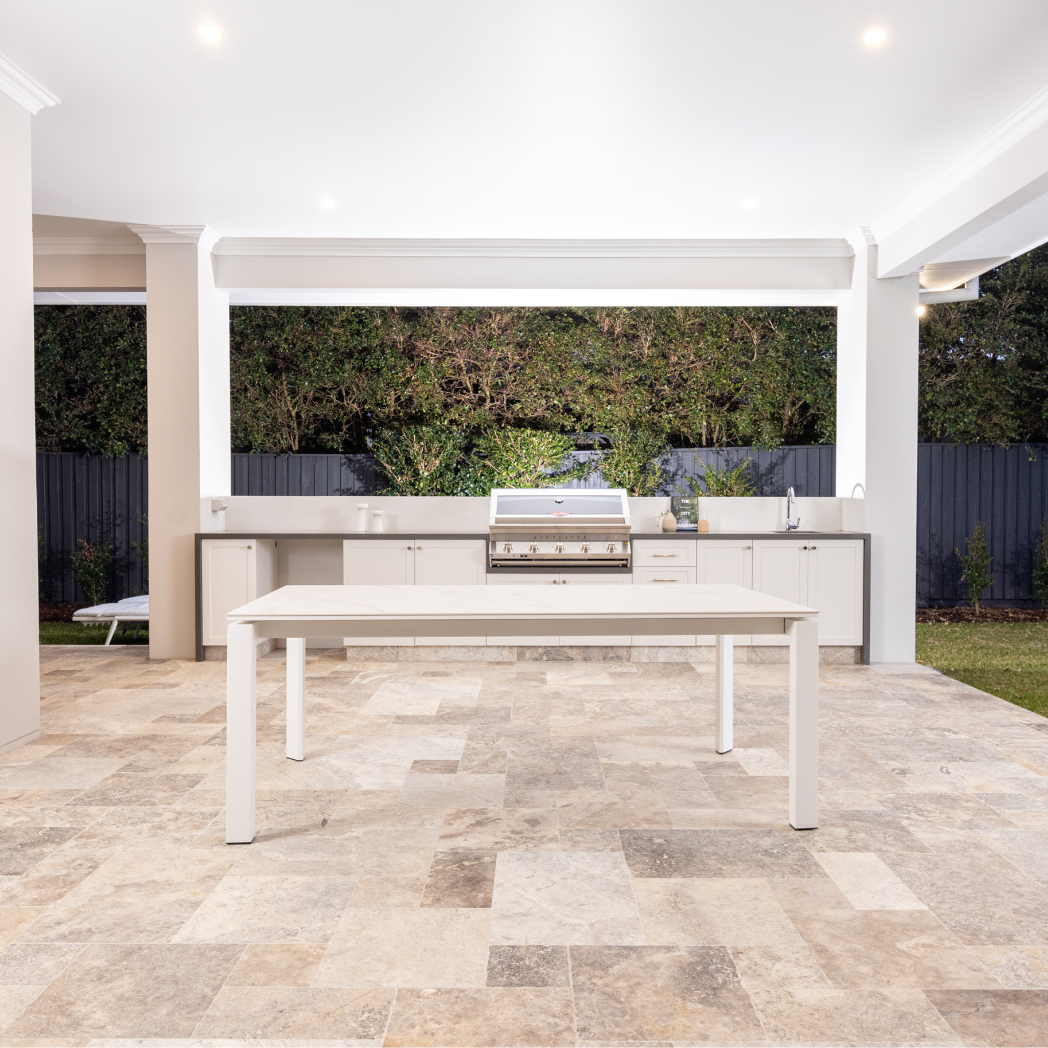 Broulee Extendable Dining table - White